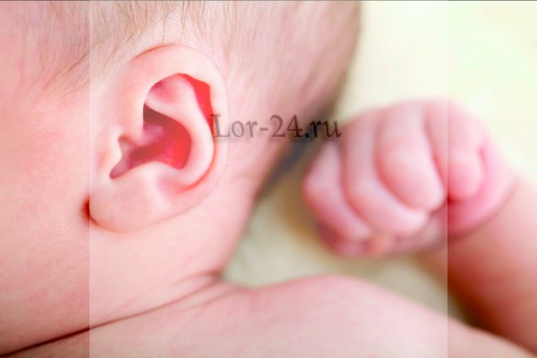 Боль за ухом у младенца