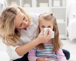 Простуда с температурой у детей, как проявляется, и какие методы лечения применяют в детском возрасте?